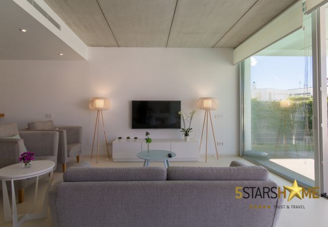 Villa with pool for 8 people in Playa de Muro, Mallorca 4 double bedrooms, 3 bathrooms, garden with pool, barbecue, free WIFI, air conditioning and central heating.