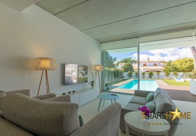 Villa with pool for 8 people in Playa de Muro, Mallorca 4 double bedrooms, 3 bathrooms, garden with pool, barbecue, free WIFI, air conditioning and central heating.