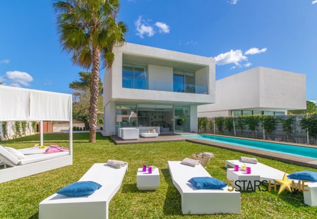 Villa with pool for 8 people in Playa de Muro, Mallorca 4 double bedrooms, 3 bathrooms, garden with pool, barbecue, free WIFI, air conditioning and central heating.