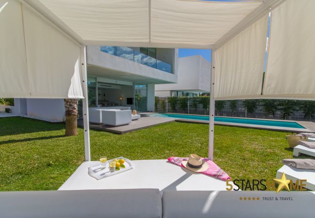 Villa with pool for 8 people in Playa de Muro, Mallorca 4 double bedrooms, 3 bathrooms, garden with pool, barbecue, free WIFI, air conditioning and central heating.