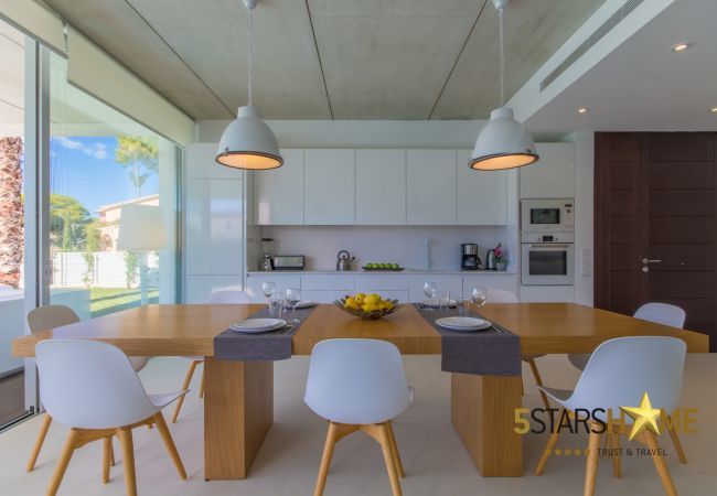 Villa with pool for 8 people in Playa de Muro, Mallorca 4 double bedrooms, 3 bathrooms, garden with pool, barbecue, free WIFI, air conditioning and central heating.