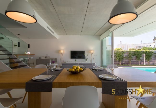 Villa with pool for 8 people in Playa de Muro, Mallorca 4 double bedrooms, 3 bathrooms, garden with pool, barbecue, free WIFI, air conditioning and central heating.