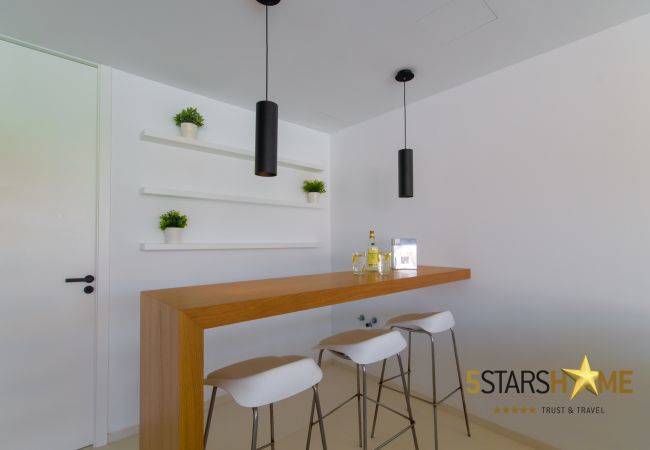 Villa with pool for 8 people in Playa de Muro, Mallorca 4 double bedrooms, 3 bathrooms, garden with pool, barbecue, free WIFI, air conditioning and central heating.