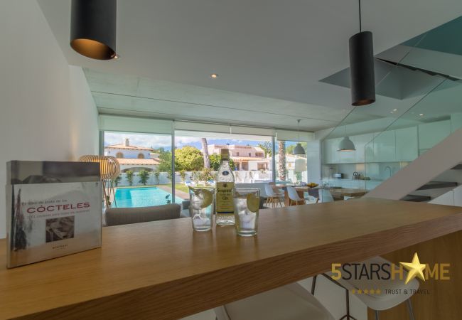 Villa with pool for 8 people in Playa de Muro, Mallorca 4 double bedrooms, 3 bathrooms, garden with pool, barbecue, free WIFI, air conditioning and central heating.