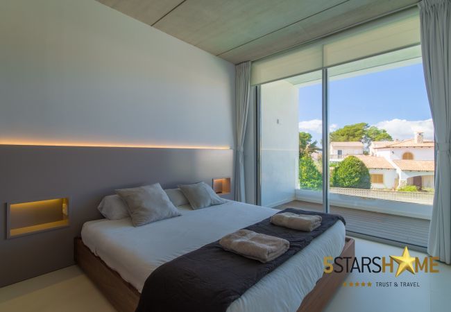 Villa with pool for 8 people in Playa de Muro, Mallorca 4 double bedrooms, 3 bathrooms, garden with pool, barbecue, free WIFI, air conditioning and central heating.