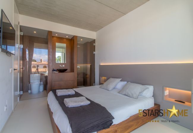 Villa with pool for 8 people in Playa de Muro, Mallorca 4 double bedrooms, 3 bathrooms, garden with pool, barbecue, free WIFI, air conditioning and central heating.