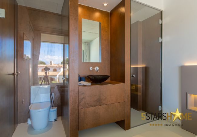 Villa with pool for 8 people in Playa de Muro, Mallorca 4 double bedrooms, 3 bathrooms, garden with pool, barbecue, free WIFI, air conditioning and central heating.