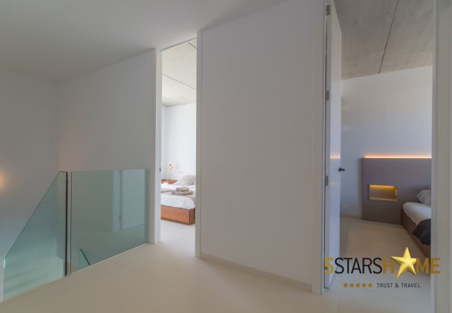 Villa with pool for 8 people in Playa de Muro, Mallorca 4 double bedrooms, 3 bathrooms, garden with pool, barbecue, free WIFI, air conditioning and central heating.