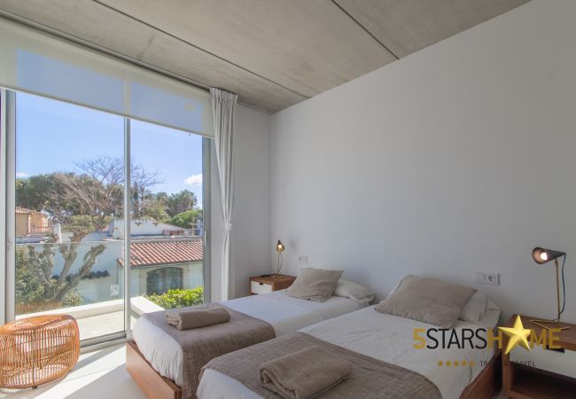 Villa with pool for 8 people in Playa de Muro, Mallorca 4 double bedrooms, 3 bathrooms, garden with pool, barbecue, free WIFI, air conditioning and central heating.