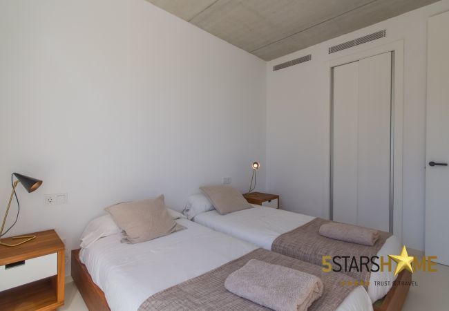Villa with pool for 8 people in Playa de Muro, Mallorca 4 dormitorios dobles, 3 baños, jardín con piscina, barbacoa, WIFI gratuito, aire acondicionado y calefacción central.