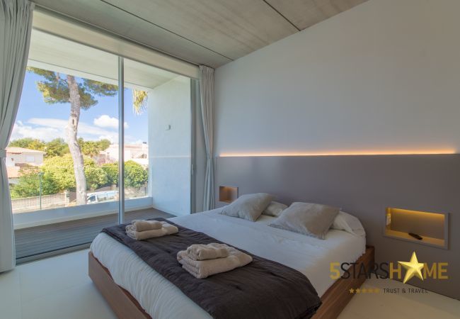 Villa with pool for 8 people in Playa de Muro, Mallorca 4 double bedrooms, 3 bathrooms, garden with pool, barbecue, free WIFI, air conditioning and central heating.