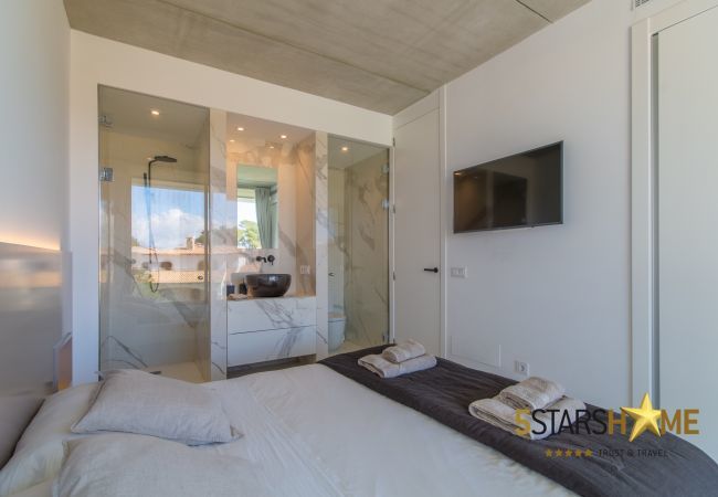 Villa with pool for 8 people in Playa de Muro, Mallorca 4 double bedrooms, 3 bathrooms, garden with pool, barbecue, free WIFI, air conditioning and central heating.