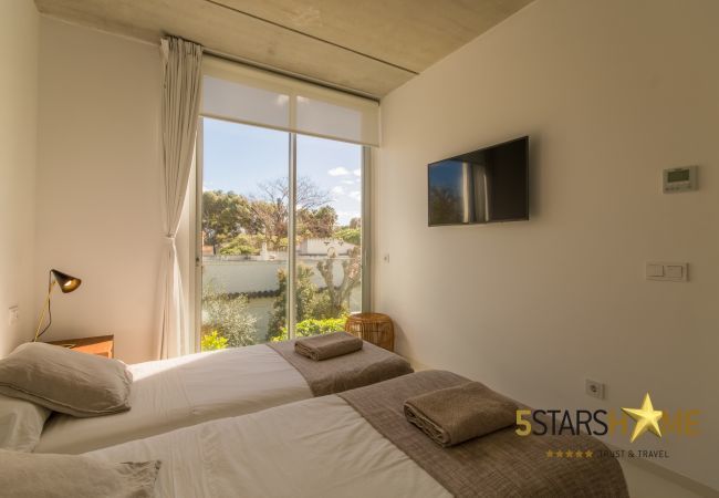 Villa with pool for 8 people in Playa de Muro, Mallorca 4 double bedrooms, 3 bathrooms, garden with pool, barbecue, free WIFI, air conditioning and central heating.