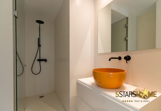 Villa with pool for 8 people in Playa de Muro, Mallorca 4 double bedrooms, 3 bathrooms, garden with pool, barbecue, free WIFI, air conditioning and central heating.