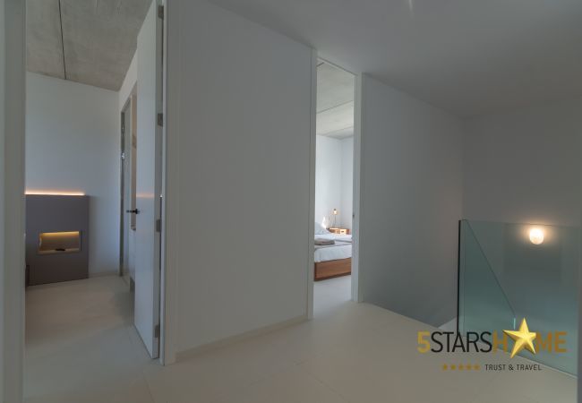 Villa with pool for 8 people in Playa de Muro, Mallorca 4 double bedrooms, 3 bathrooms, garden with pool, barbecue, free WIFI, air conditioning and central heating.
