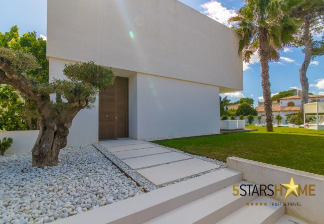 Villa with pool for 8 people in Playa de Muro, Mallorca 4 double bedrooms, 3 bathrooms, garden with pool, barbecue, free WIFI, air conditioning and central heating.