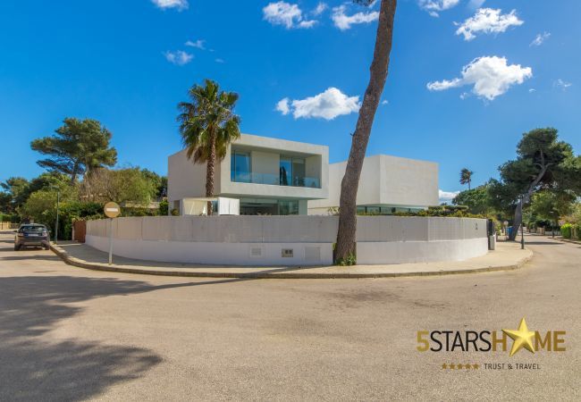 Villa with pool for 8 people in Playa de Muro, Mallorca 4 double bedrooms, 3 bathrooms, garden with pool, barbecue, free WIFI, air conditioning and central heating.