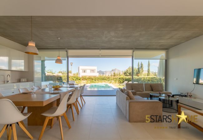 Villa with pool for 10 people in Alcudia, Mallorca. 5 double bedrooms, 4 bathrooms, garden, pool, terrace, barbecue, internet access (wifi), central heating, AC, satellite TV