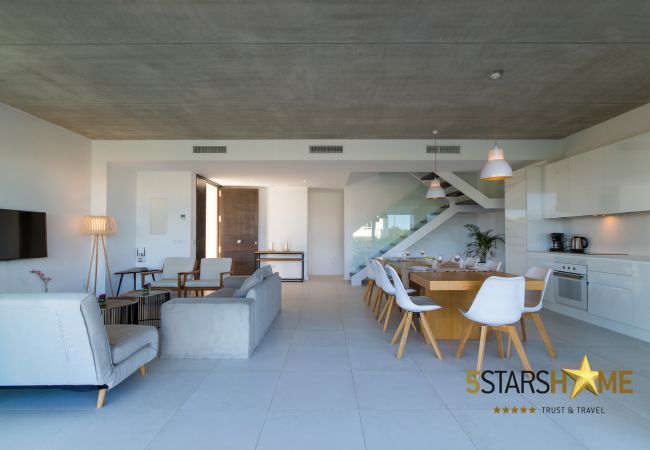 Villa with pool for 10 people in Alcudia, Mallorca. 5 double bedrooms, 4 bathrooms, garden, pool, terrace, barbecue, internet access (wifi), central heating, AC, satellite TV