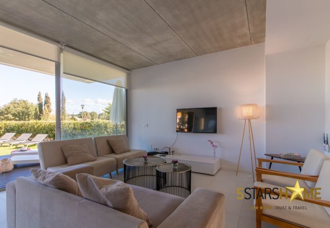 Villa with pool for 10 people in Alcudia, Mallorca. 5 double bedrooms, 4 bathrooms, garden, pool, terrace, barbecue, internet access (wifi), central heating, AC, satellite TV