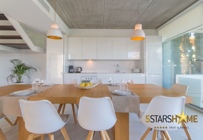 Villa with pool for 10 people in Alcudia, Mallorca. 5 double bedrooms, 4 bathrooms, garden, pool, terrace, barbecue, internet access (wifi), central heating, AC, satellite TV