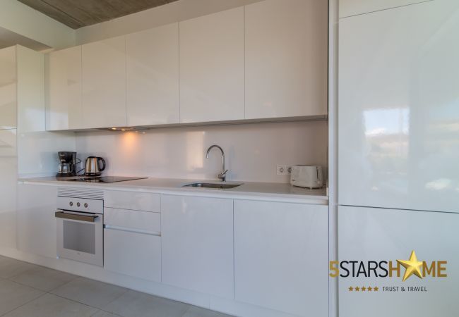 Villa with pool for 10 people in Alcudia, Mallorca. 5 double bedrooms, 4 bathrooms, garden, pool, terrace, barbecue, internet access (wifi), central heating, AC, satellite TV