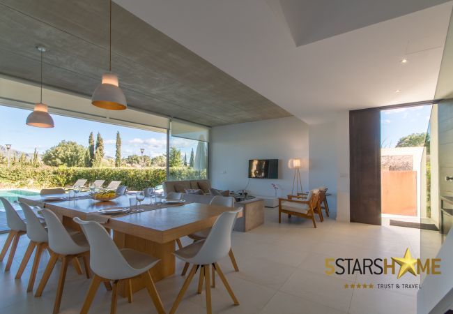 Villa with pool for 10 people in Alcudia, Mallorca. 5 double bedrooms, 4 bathrooms, garden, pool, terrace, barbecue, internet access (wifi), central heating, AC, satellite TV