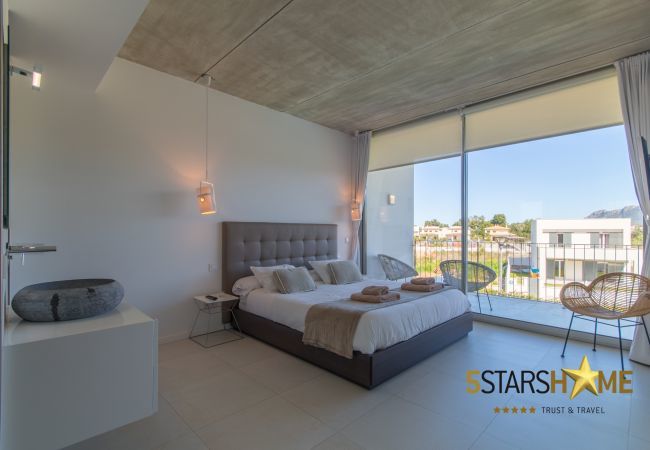 Villa with pool for 10 people in Alcudia, Mallorca. 5 double bedrooms, 4 bathrooms, garden, pool, terrace, barbecue, internet access (wifi), central heating, AC, satellite TV