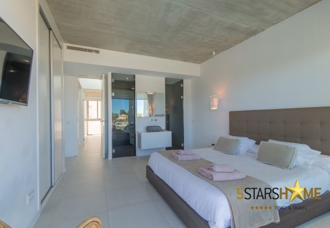 Villa with pool for 10 people in Alcudia, Mallorca. 5 double bedrooms, 4 bathrooms, garden, pool, terrace, barbecue, internet access (wifi), central heating, AC, satellite TV