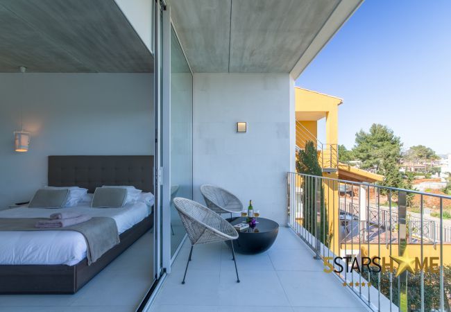 Villa with pool for 10 people in Alcudia, Mallorca. 5 double bedrooms, 4 bathrooms, garden, pool, terrace, barbecue, internet access (wifi), central heating, AC, satellite TV