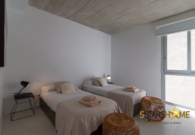 Villa with pool for 10 people in Alcudia, Mallorca. 5 double bedrooms, 4 bathrooms, garden, pool, terrace, barbecue, internet access (wifi), central heating, AC, satellite TV