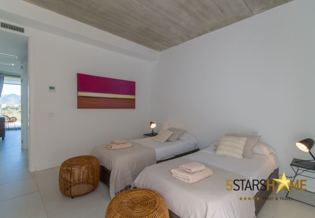 Villa with pool for 10 people in Alcudia, Mallorca. 5 dormitorios dobles, 4 baños, jardín, piscina, terraza, barbacoa, WIFI, calefacción central, AC, tv satelite