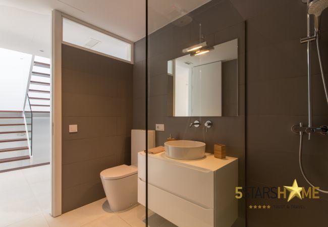 Villa with pool for 10 people in Alcudia, Mallorca. 5 double bedrooms, 4 bathrooms, garden, pool, terrace, barbecue, internet access (wifi), central heating, AC, satellite TV