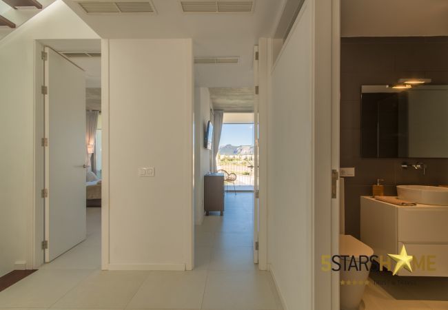 Villa with pool for 10 people in Alcudia, Mallorca. 5 double bedrooms, 4 bathrooms, garden, pool, terrace, barbecue, internet access (wifi), central heating, AC, satellite TV