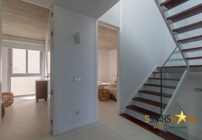 Villa with pool for 10 people in Alcudia, Mallorca. 5 double bedrooms, 4 bathrooms, garden, pool, terrace, barbecue, internet access (wifi), central heating, AC, satellite TV