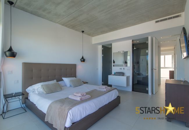 Villa with pool for 10 people in Alcudia, Mallorca. 5 double bedrooms, 4 bathrooms, garden, pool, terrace, barbecue, internet access (wifi), central heating, AC, satellite TV