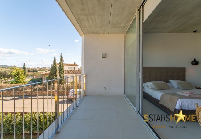 Villa with pool for 10 people in Alcudia, Mallorca. 5 double bedrooms, 4 bathrooms, garden, pool, terrace, barbecue, internet access (wifi), central heating, AC, satellite TV