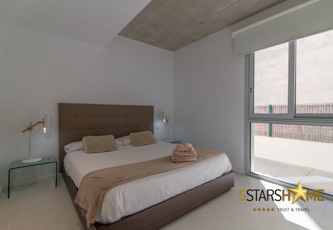 Villa with pool for 10 people in Alcudia, Mallorca. 5 double bedrooms, 4 bathrooms, garden, pool, terrace, barbecue, internet access (wifi), central heating, AC, satellite TV