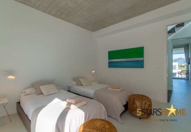 Villa with pool for 10 people in Alcudia, Mallorca. 5 dormitorios dobles, 4 baños, jardín, piscina, terraza, barbacoa, WIFI, calefacción central, AC, tv satelite