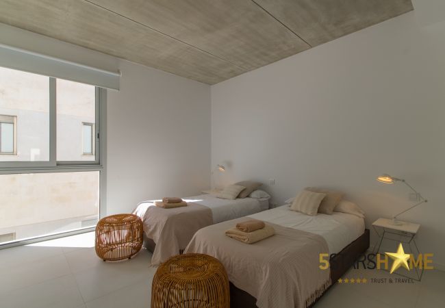 Villa with pool for 10 people in Alcudia, Mallorca. 5 double bedrooms, 4 bathrooms, garden, pool, terrace, barbecue, internet access (wifi), central heating, AC, satellite TV