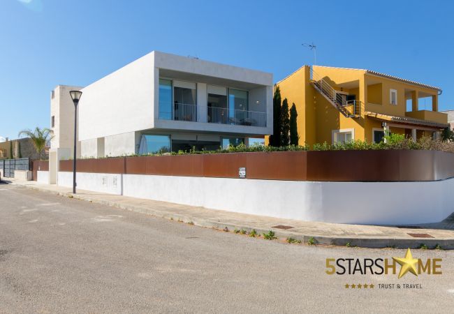 Villa with pool for 10 people in Alcudia, Mallorca. 5 double bedrooms, 4 bathrooms, garden, pool, terrace, barbecue, internet access (wifi), central heating, AC, satellite TV
