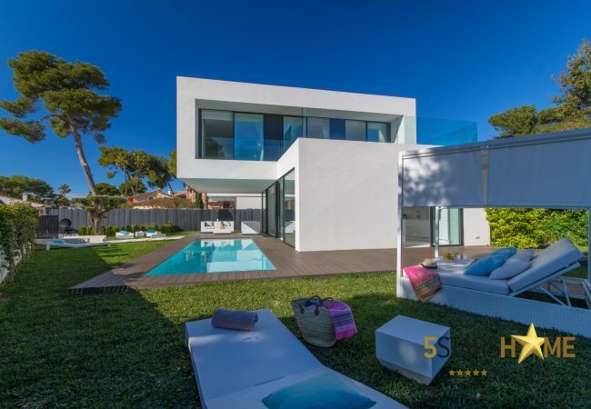 Villa with pool for 8 people in Playa de Muro, Mallorca 4 double bedrooms, 3 bathrooms, garden with pool, barbecue, free WIFI, air conditioning and central heating.