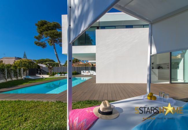 Villa with pool for 8 people in Playa de Muro, Mallorca 4 double bedrooms, 3 bathrooms, garden with pool, barbecue, free WIFI, air conditioning and central heating.