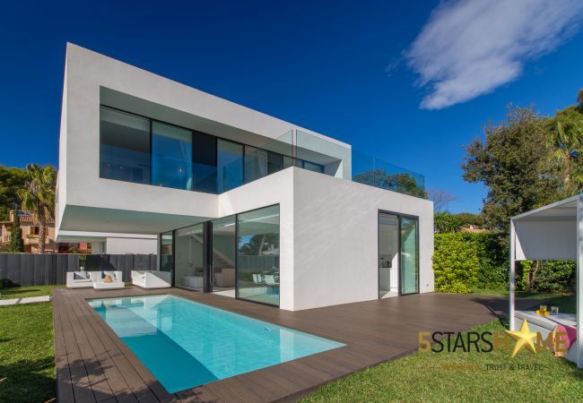 Villa with pool for 8 people in Playa de Muro, Mallorca 4 double bedrooms, 3 bathrooms, garden with pool, barbecue, free WIFI, air conditioning and central heating.