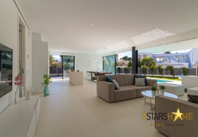 Villa with pool for 8 people in Playa de Muro, Mallorca 4 double bedrooms, 3 bathrooms, garden with pool, barbecue, free WIFI, air conditioning and central heating.
