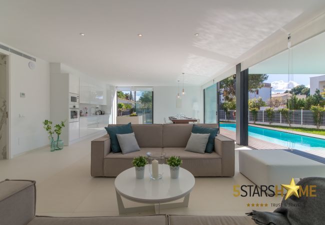 Villa with pool for 8 people in Playa de Muro, Mallorca 4 double bedrooms, 3 bathrooms, garden with pool, barbecue, free WIFI, air conditioning and central heating.
