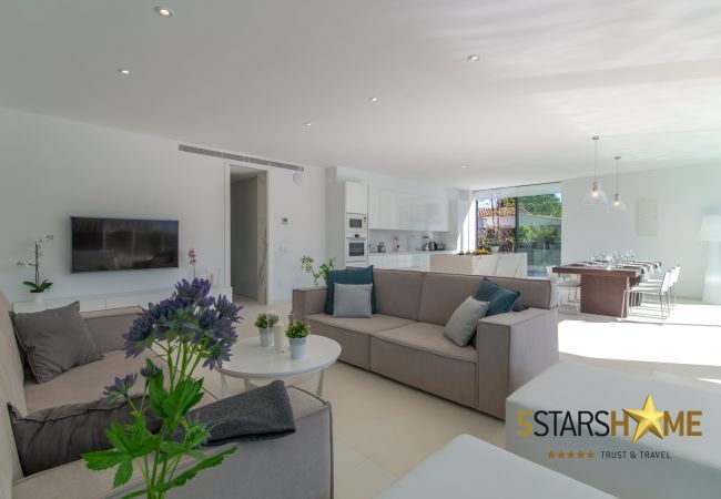 Villa with pool for 8 people in Playa de Muro, Mallorca 4 double bedrooms, 3 bathrooms, garden with pool, barbecue, free WIFI, air conditioning and central heating.