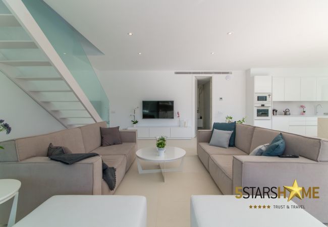 Villa with pool for 8 people in Playa de Muro, Mallorca 4 double bedrooms, 3 bathrooms, garden with pool, barbecue, free WIFI, air conditioning and central heating.