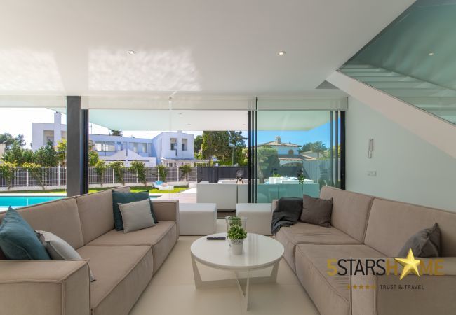 Villa with pool for 8 people in Playa de Muro, Mallorca 4 double bedrooms, 3 bathrooms, garden with pool, barbecue, free WIFI, air conditioning and central heating.