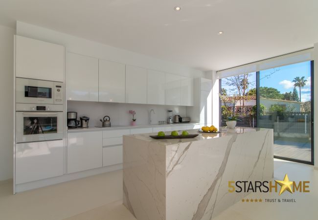 Villa with pool for 8 people in Playa de Muro, Mallorca 4 double bedrooms, 3 bathrooms, garden with pool, barbecue, free WIFI, air conditioning and central heating.